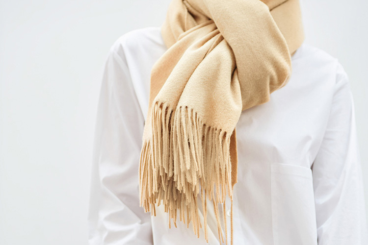 A fine cashmere scarf, why is it warmer than 2 sweaters?